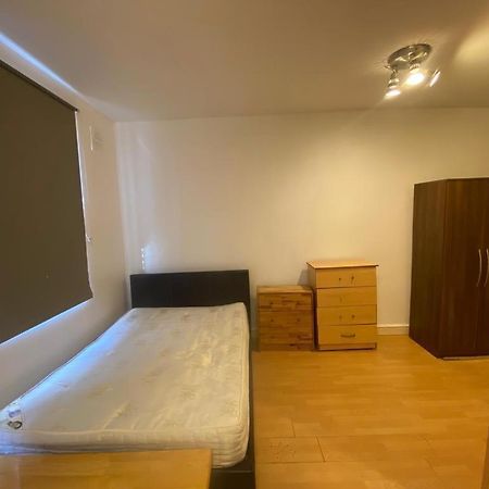 Golders Way Rooms London Exterior photo