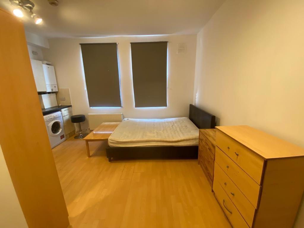 Golders Way Rooms London Exterior photo