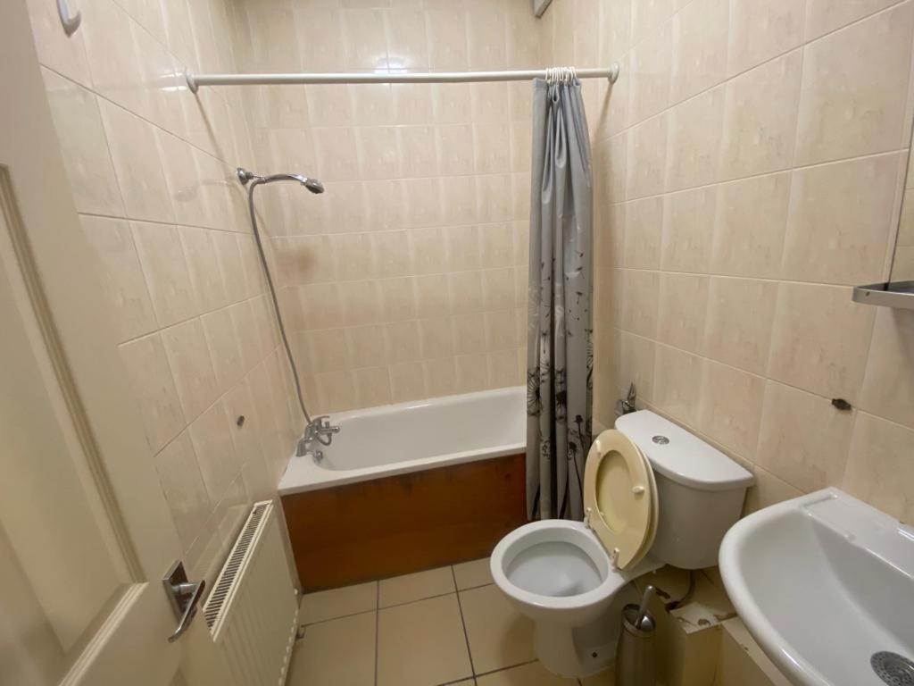 Golders Way Rooms London Exterior photo